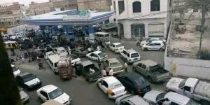 طوابير طويلة أمام محطات الوقود في صنعاء عقب إعلان التحالف استهداف أكبر محطة نفطية