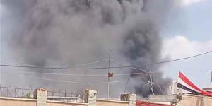 قصف حوثي يُشعل حريقاً في مصنع إسفنج ببير باشا غرب تعز