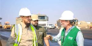 رغم صواريخ الحوثي.. محافظ عدن من مدرج المطار: مطار عدن لن يتوقف