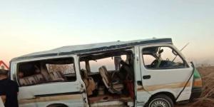 إصابة 14 شخصا إثر انقلاب سيارة بطريق أبو سمبل في أسوان