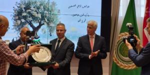 تكريم الجامعة العربية والسفير دياب لوح تقديرًا لجهودهما في دعم القضية الفلسطينية
