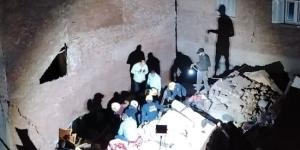انتشال 3 مصابين من أسفل عقار أبو سليمان المنهار بالإسكندرية.. فيديو :اليوم السابع