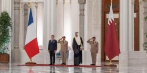 أمير قطر يصف مباحثاته مع ماكرون بأنها مثمرة