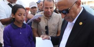 لفتة إنسانية.. محافظ شمال سيناء يقلّ طلابا إلى منازلهم عقب جولة ميدانية :اليوم السابع