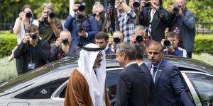 ولي عهد أبوظبي يصل إلى مقر رئاسة الوزراء في أثينا لبحث سُبل تعزيز الشراكة الاستراتيجية بين البلدين