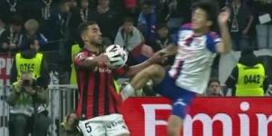 رابطة الدوري الفرنسي تعاقب لاعب ليون بسبب تدخله على محمد عبد المنعم