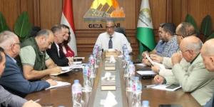 محافظ الجيزة يبحث حلول تعارضات المرافق مع رصف حدائق الأهرام