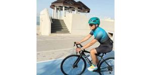 الكويتية نورة الهنيدي.. من العلاج الكيماوي إلى سباق التحمل على شاطئ الممزر