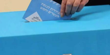 هآرتس: استطلاعات الانتخابات الإسرائيلية تكشف تقارب المنافسة وصعوبة حسم الأغلبية