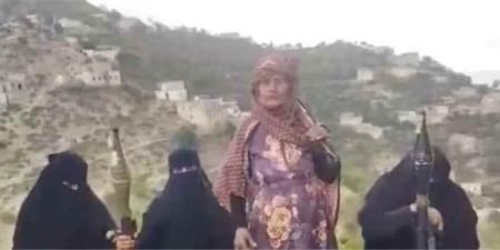 أم الشهداء والقادة.. امرأة من صبر تظهر بسلاحها وتوجه رسالة قوية لمليشيا الحوثي