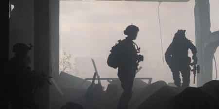 الجيش الإسرائيلي يزعم قتل فلسطينيين بعد عبورهما 