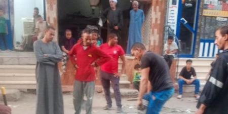 رئيس مدينة أرمنت يتابع إصلاح انسداد بخط الصرف الصحي بشارع السوق بأرمنت الحيط.. صور :اليوم السابع