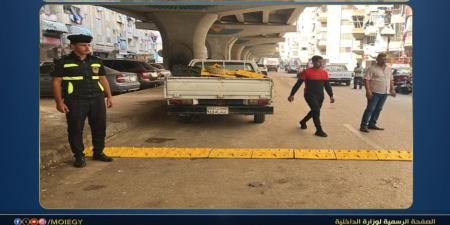 استجابة لشكاوى الأهالي.. حملة مرورية أسفل محور عمرو بن العاص بالجيزة وإزالة الإشغالات المخالفة
