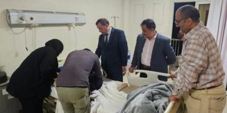 مدير تعليم بنى سويف يزور طالب أصيب إثر سقوط قطعة مواد بناء عليه :اليوم السابع