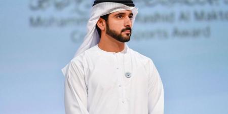 حمدان بن محمد يمنح «فيكس ديزرت» جائزة دبي الأفعال