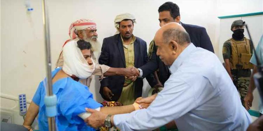 الخنبشي يتفقد جرحى هجوم معسكر العلم بمستشفيات المكلا