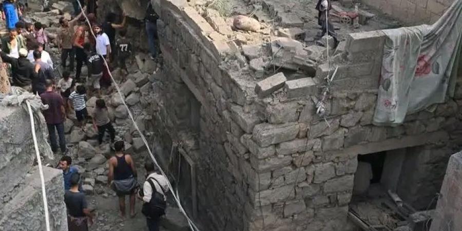 سقوط قتلى وجرحى من المدنيين في قصف حوثي بصاروخ باليستي استهدف حي سكني بمدينة تعز.. شاهد الصور