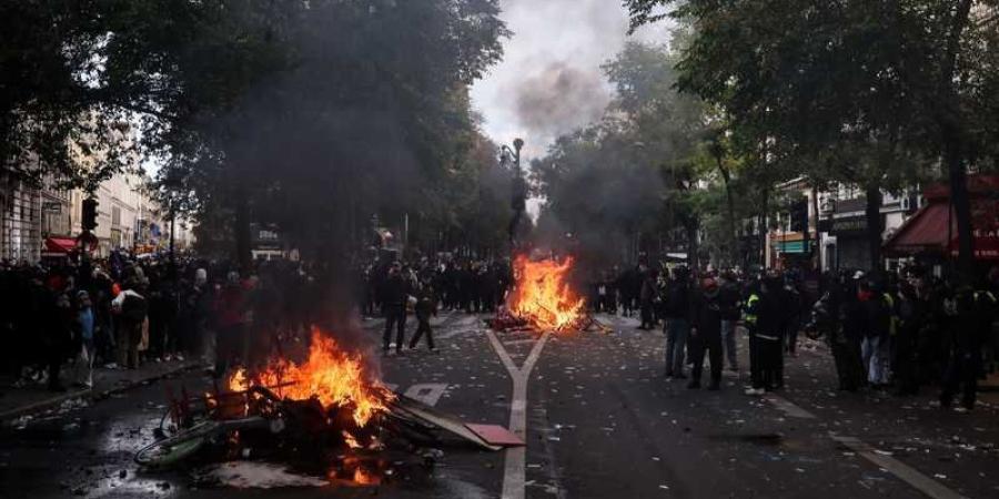 أزمة سياسية في فرنسا بعد أعمال عنف وتوجّه لتمديد حظر التجول