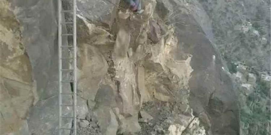 الحوثيون يفجرون طريقا جبليا بين لحج وتعز