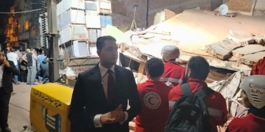 انتشال جثمان سيدة من أسفل أنقاض عقار أبو سليمان المنهار في الإسكندرية.. صور :اليوم السابع