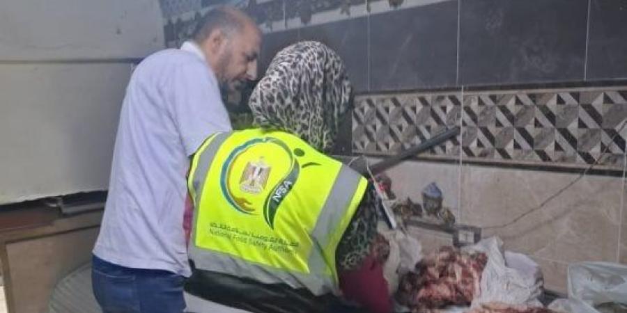ضبط نصف طن من اللحوم الفاسدة ومصنعاتها داخل مخزن ببورسعيد :اليوم السابع