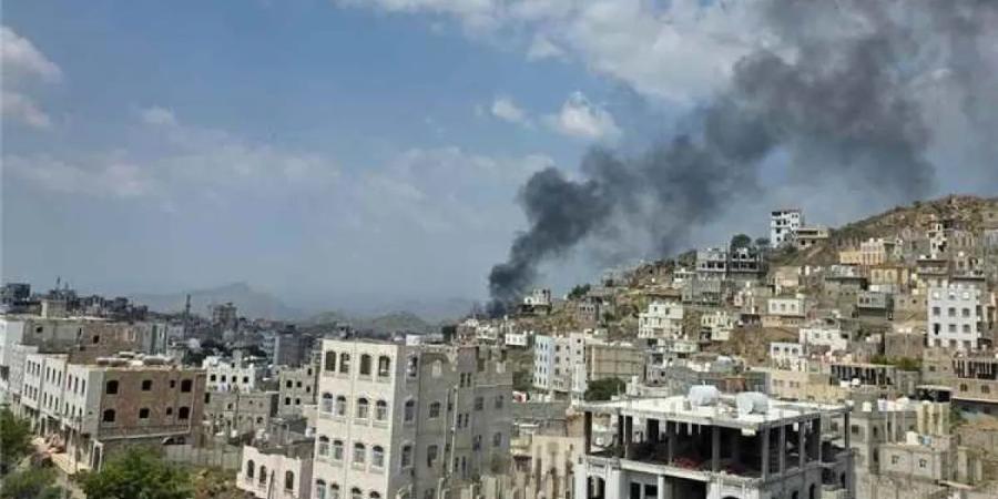 حريق هائل في مصنع للأسفنج تعرض لقصف مباشر من الحوثيين