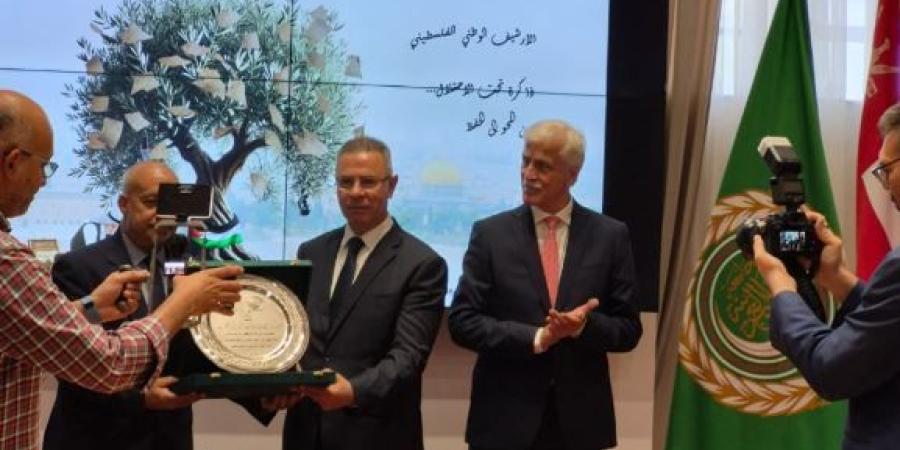 تكريم الجامعة العربية والسفير دياب لوح تقديرًا لجهودهما في دعم القضية الفلسطينية