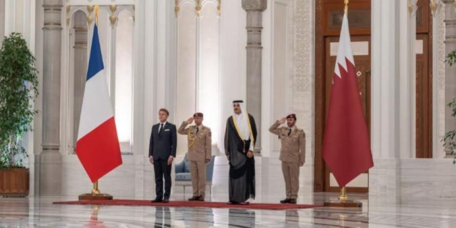 أمير قطر يصف مباحثاته مع ماكرون بأنها مثمرة