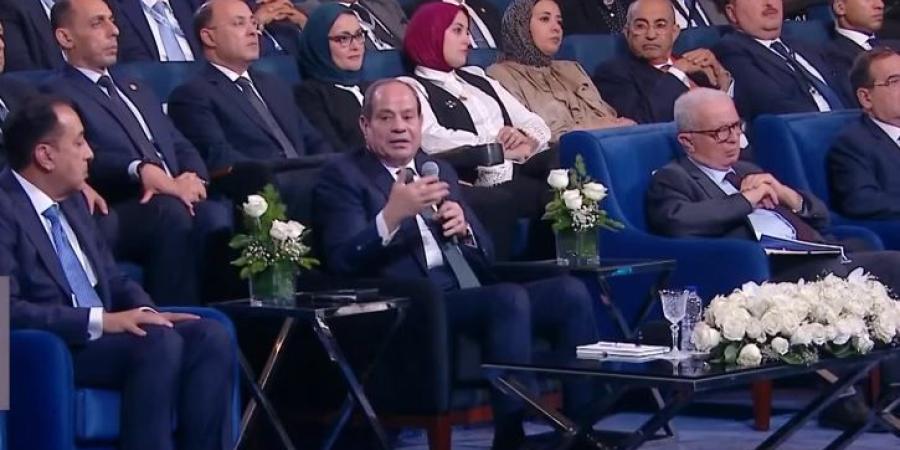 الرئيس السيسي عن سؤال «القروض بيتعمل بيها إيه؟»: «هو احنا بنستدين وباخد الفلوس نوزعها على بعض؟»
