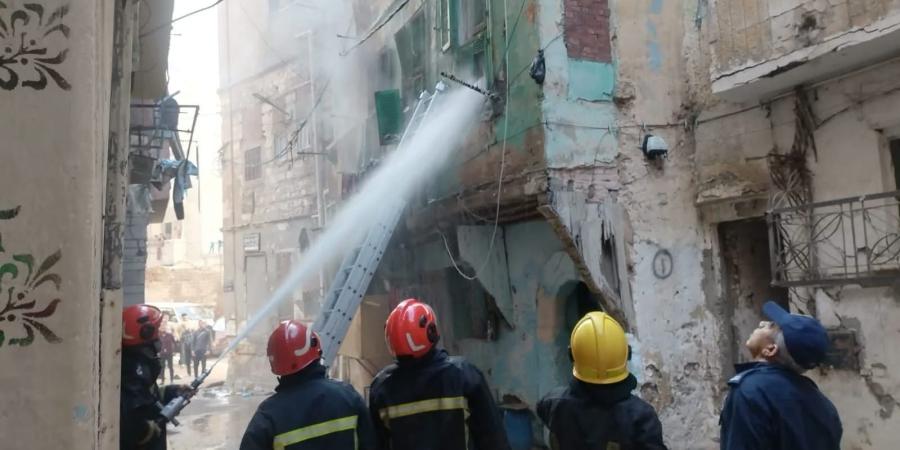 إخماد حريق بعقار سكني من طابقين في الإسكندرية