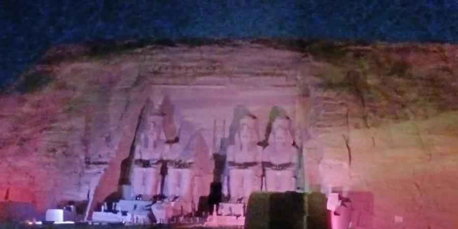 السائحون يستمتعون بعروض الصوت والضوء في معبد أبوسمبل ليلة تعامد الشمس :اليوم السابع