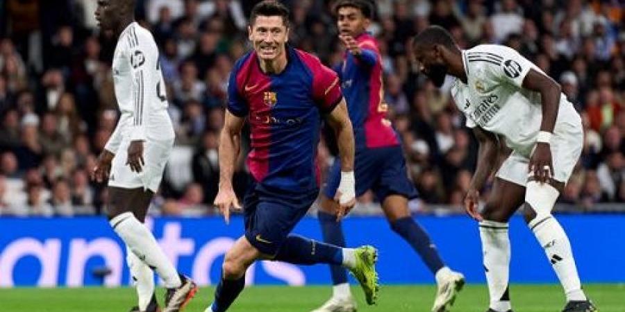 مارتينيز مونويرا يقترب من إدارة كلاسيكو برشلونة وريال مدريد