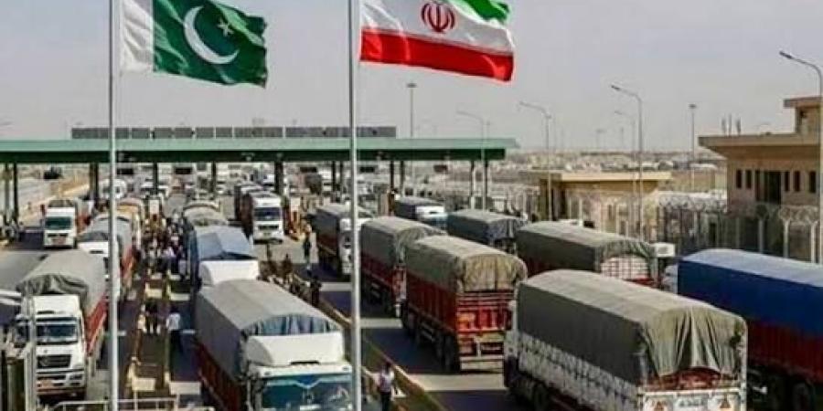 مئات الشاحنات عالقة على الحدود الباكستانية الإيرانية بسبب إغلاق المعابر