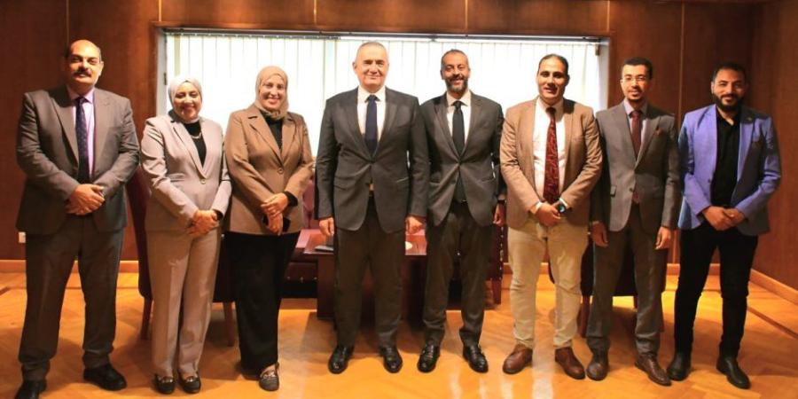رئيس هيئة المستشفيات التعليمية يبحث التعاون مع شعبة محرري الصحة