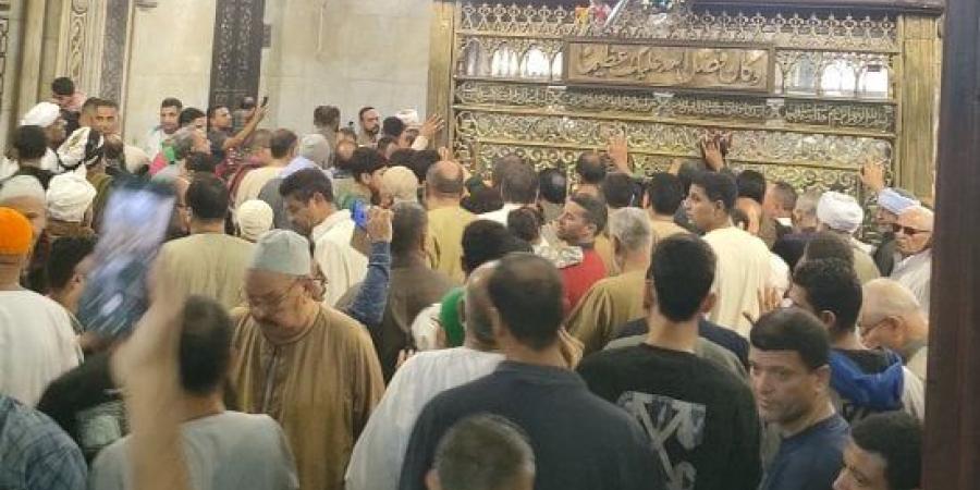 زحام أمام ضريح السيد أحمد البدوي بعد أداء صلاة الجمعة.. فيديو :اليوم السابع