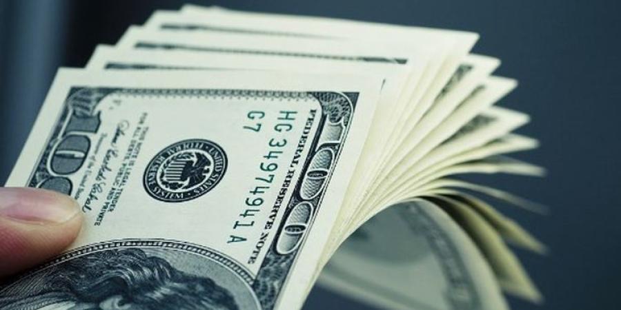بعد الاقتراب من 55 جنيهًا.. متى يشعر المواطن بتراجع أسعار الهواتف والأجهزة المستوردة؟