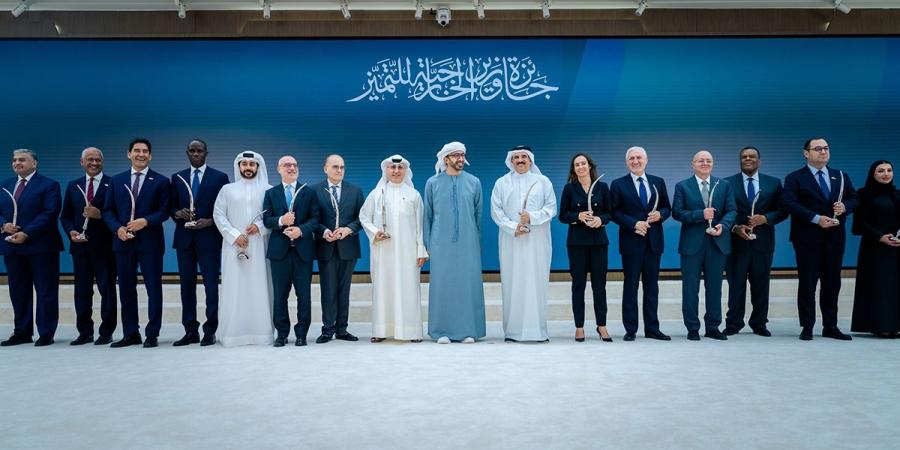 عبدالله بن زايد يكرم الفائزين بجائزة وزير الخارجية للتميز بدورتها السادسة