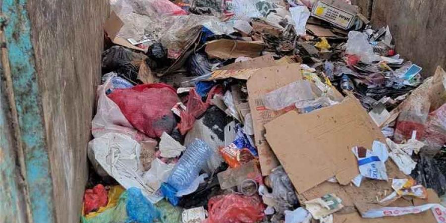 أزمة بيئية تُهدد الشيخ عثمان.. تصاعد الاستياء الشعبي جراء إغلاق السوق وتراكم القمامة في عدن