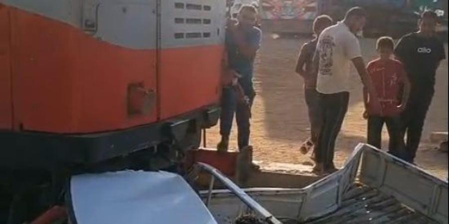 قطار يصدم سيارة نقل وإصابة طفل ووالده بأسوان.. فيديو :اليوم السابع