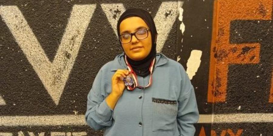 رئيس جامعة بورسعيد يهنئ طالبة فازت بفضية رفع الأثقال للمكفوفين