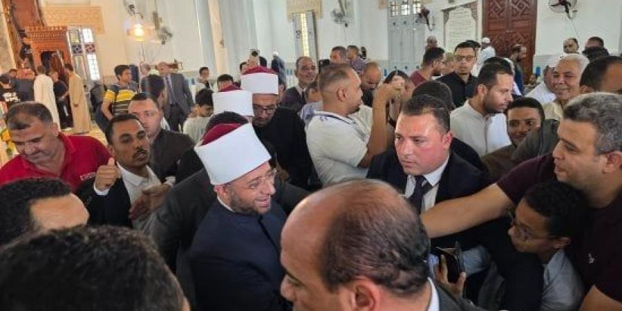 مفتى الجمهورية ووزير الأوقاف ومحافظ السويس يؤدون صلاة الجمعة ببورتوفيق.. فيديو :اليوم السابع