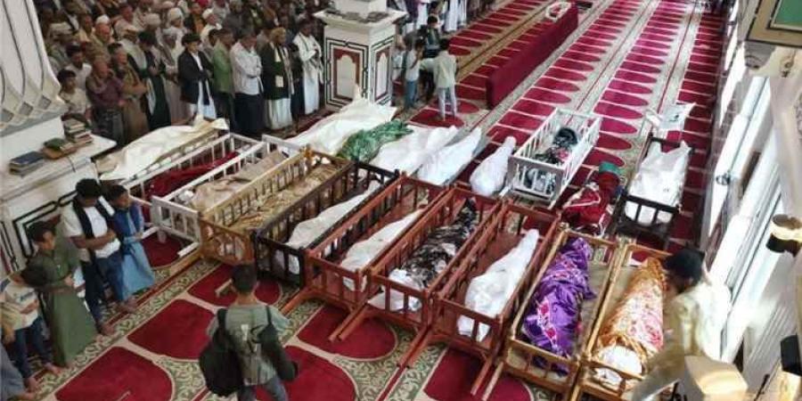 فاجعة في تعز.. الأهالي يودعون ضحايا قصف المليشيا الحوثية من جامع السعيد