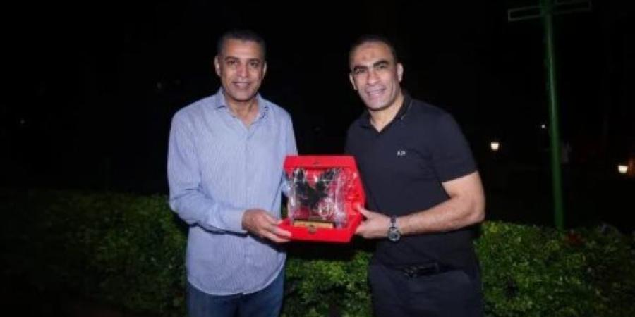 سيد عبد الحفيظ يُهدي سفير مصر فى أوغندا درع الأهلي بعد الفوز على كيتارا