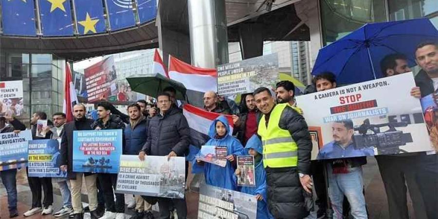 الجالية اليمنية بالتحالف مع حقوقيين تتظاهر أمام البرلمان الأوروبي لإنهاء حصار تعز ومحاسبة الحوثيين