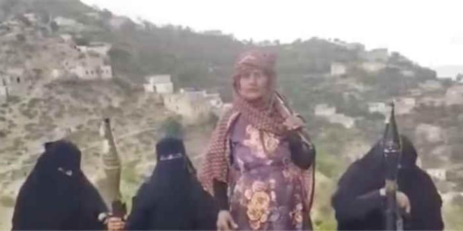 أم الشهداء والقادة.. امرأة من صبر تظهر بسلاحها وتوجه رسالة قوية لمليشيا الحوثي