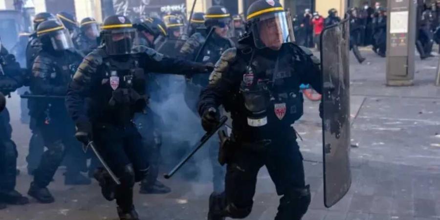 الشرطة الفرنسية تطلق قنابل مسيلة للدموع لتفريق متظاهرين في مدينة ليون