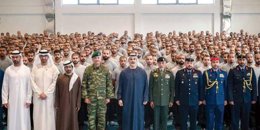 ولي عهد أبوظبي يزور مركز تدريب في اليونان ويلتقي طلبة إماراتيين