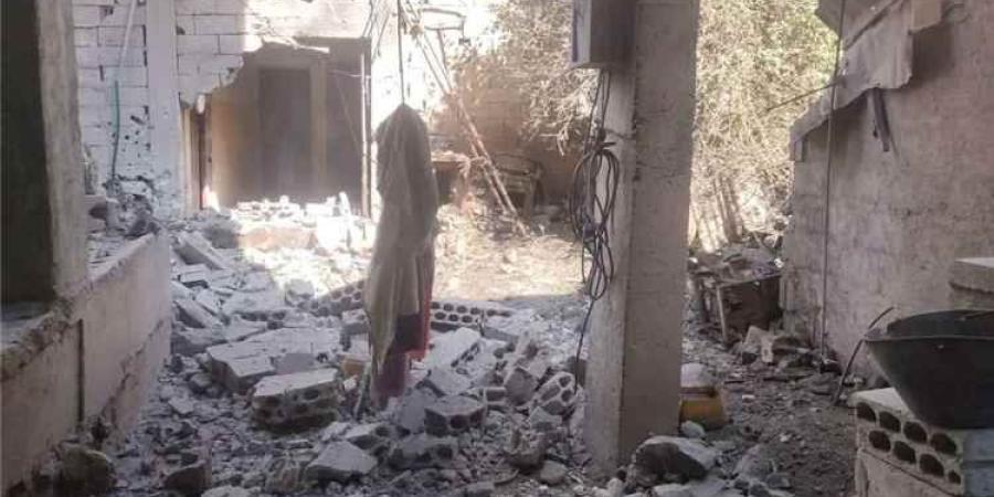 قصف حوثي يدمر منزل أسرة معلم في تعز ويشمل قرى سكنية
