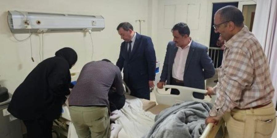 مدير تعليم بنى سويف يزور طالب أصيب إثر سقوط قطعة مواد بناء عليه :اليوم السابع