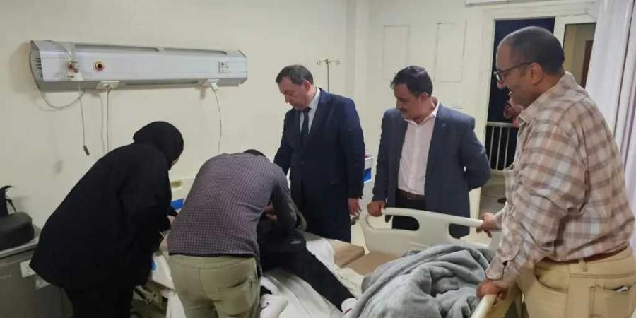 مدير تعليم بني سويف يزور الطالب إيهاب أشرف ويطمئن على حالته الصحية